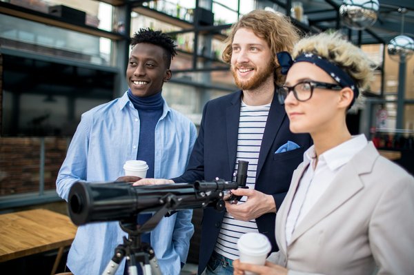 Quels hébergements en Islande offrent des excursions pour observer les baleines et des ateliers de photographie marine?